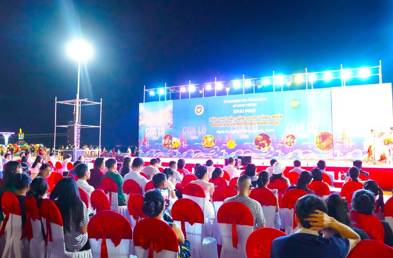 Đông đảo đại biểu và người dân tham dự khai mạc hội chợ.