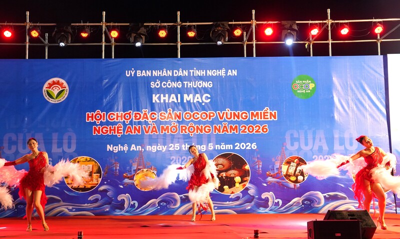 Chương trình diễn ra trong không khí sôi động, là một hoạt động của Festival Du lịch Cửa Lò thu hút sự quan tâm, tham gia của đông đảo người dân.