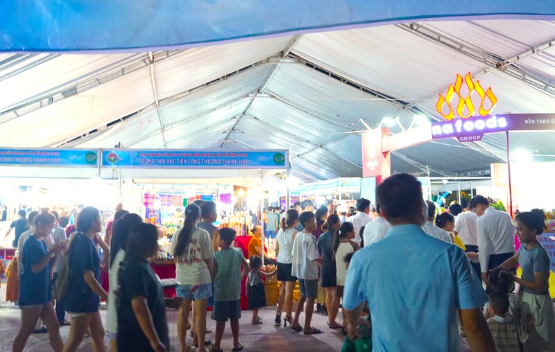 Người dân, du khách tham quan, mua sắm đến đêm muộn.