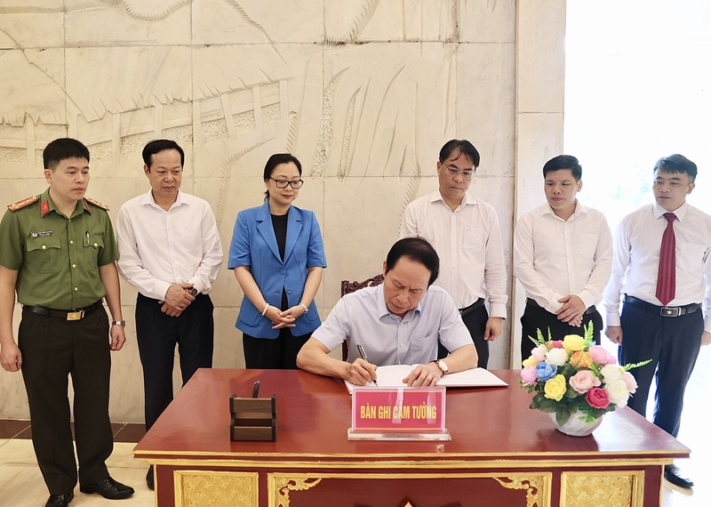 Phó Thủ tướng Lê Tiến Châu dâng hương tưởng nhớ Chủ tịch Hồ Chí Minh - 3
