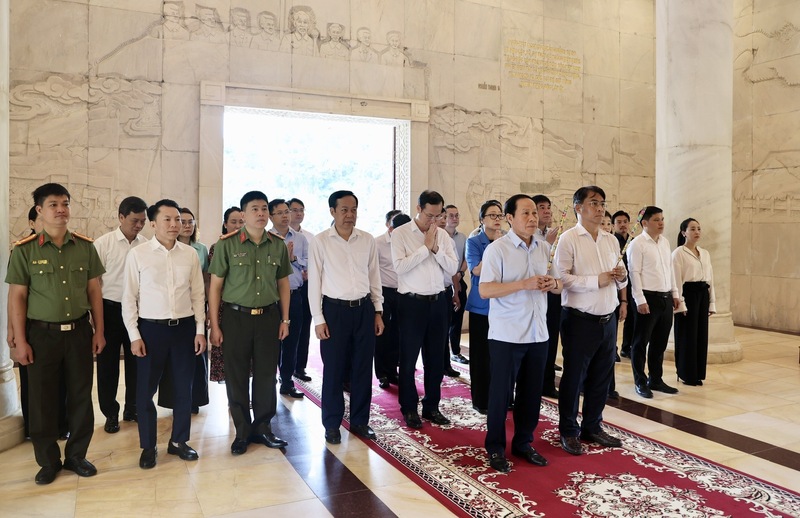 Phó Thủ tướng Chính phủ Lê Tiến Châu và đoàn công tác dâng hương tưởng nhớ Chủ tịch Hồ Chí Minh - Ảnh: VGP/Thu Sa