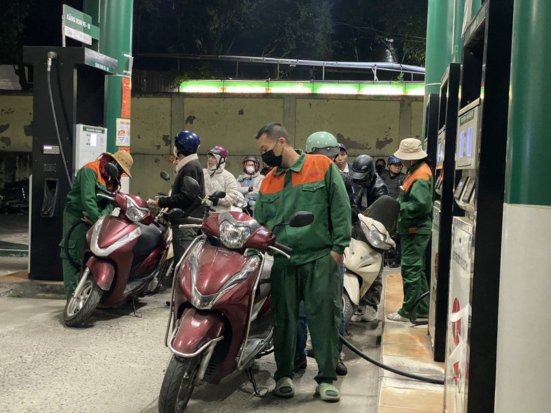 Giá xăng dầu hôm nay 16/6 ghi nhận giảm xuống mức thấp nhất trong ba tháng. Ảnh: Phương Trang