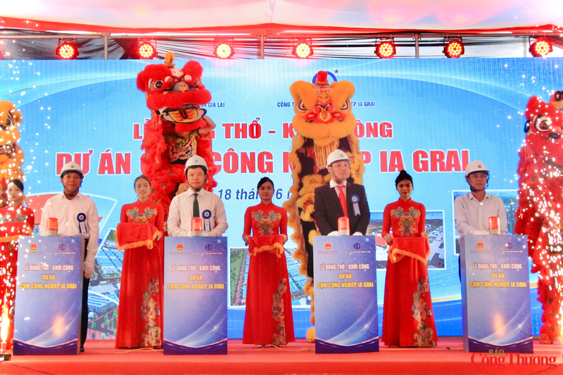 Các đại biểu thực hiện nghi thức bấm nút động thổ, khởi công Cụm công nghiệp Ia Grai. Ảnh: Hiền Mai
