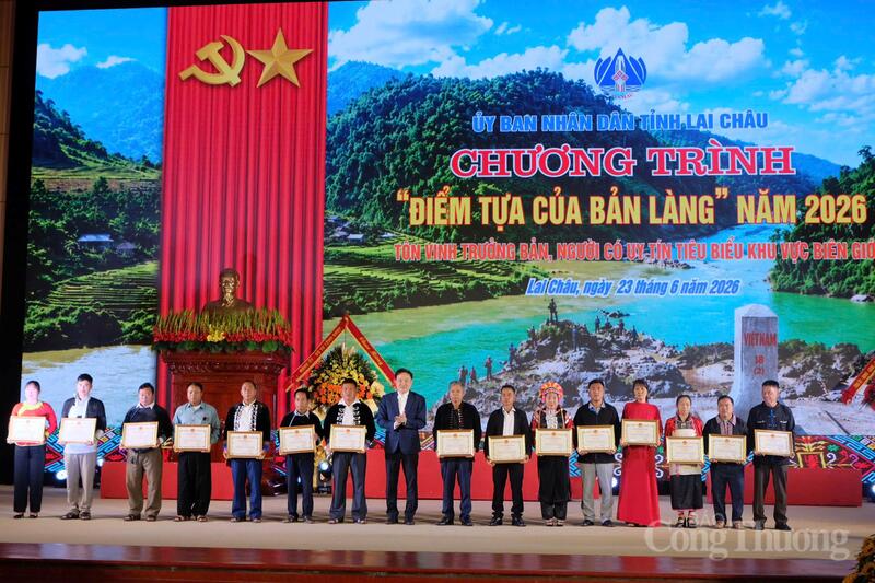 Phó Bí thư Thường trực Tỉnh ủy Lai Châu Nguyễn Tuấn Anh tặng Bằng khen cho các trưởng bản, người có uy tín trong đồng bào các dân tộc thiểu số trên địa bàn tỉnh.
