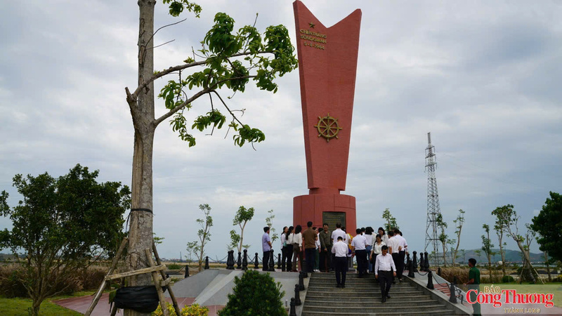 Đoàn thăm và dâng hương tại Bến phà Gianh.