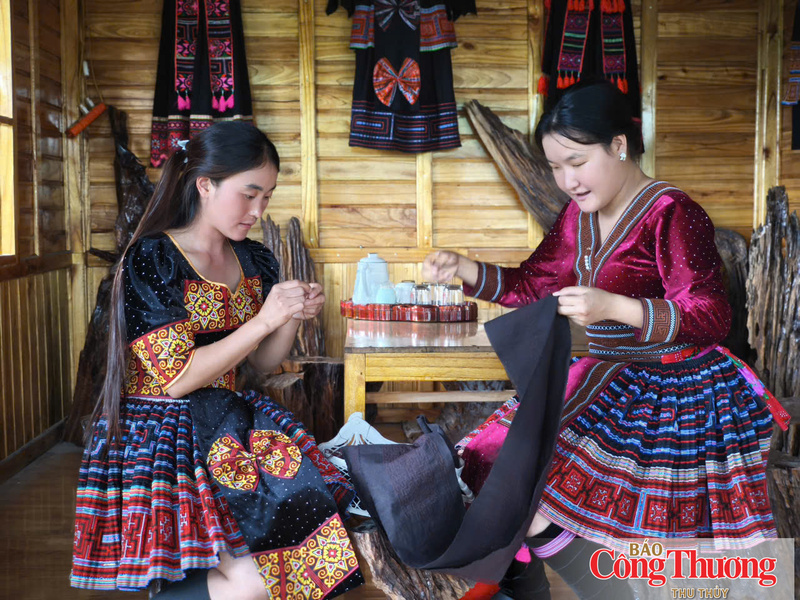 Hoa văn tinh xảo trên những chiếc váy trở thành món quà lưu niệm mang đậm bản sắc vùng cao.