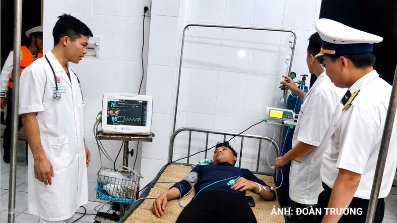 Thăm khám chẩn đoán tình trạng cho bệnh nhân