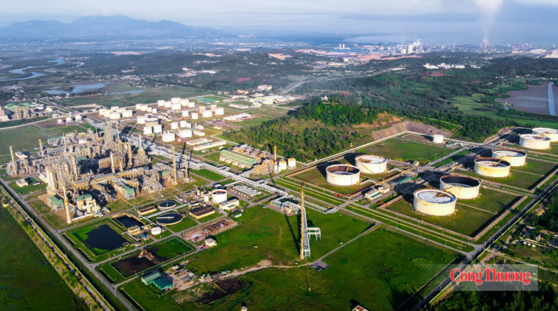 Nhà máy lọc dầu Dung Quất và bể chứa sản phẩm dầu khí ở Khu Kinh tế Dung Quất - Ảnh: Petrovietnam/BSR cung cấp