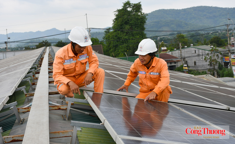 Hệ thống điện mặt trời mái nhà lắp đặt trên mái xưởng doanh nghiệp, góp phần bổ sung nguồn điện sạch và thúc đẩy chuyển dịch năng lượng.