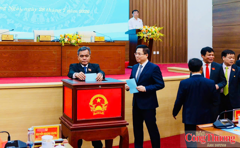 HĐND tỉnh Quảng Ngãi đã thực hiện quy trình miễn nhiệm và bầu Chủ tịch UBND tỉnh mới