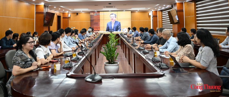 Đảng viên tham dự học tập quán triệt nghị quyết tại điểm cầu Đảng bộ Bộ Công Thương.