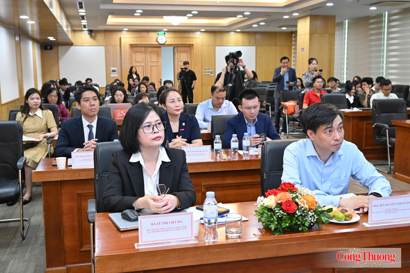 Các đại biểu tham dự hội thảo.