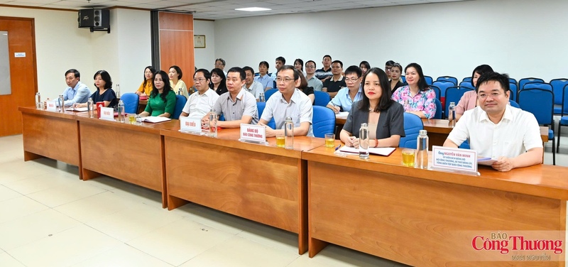 Đảng viên tham dự học tập quán triệt nghị quyết tại điểm cầu Đảng bộ Báo Công Thương.