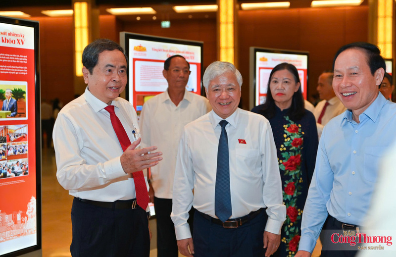 Chủ tịch Quốc hội Trần Thanh Mẫn cùng các đại biểu đã tham quan triển lãm “Hoạt động giám sát của Quốc hội khóa XVI: Từ định hướng chiến lược đến hành động thực tế”.