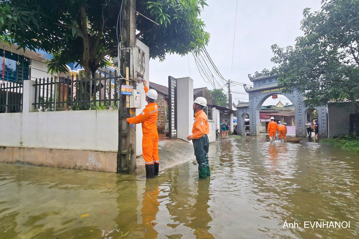 Nhân viên của Tổng Công ty Điện lực Thành phố Hà Nội (EVNHANOI) kiểm tra an toàn hệ thống điện trong mùa mưa bão. Ảnh: EVNHANOI