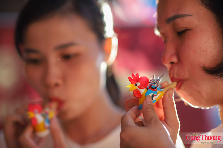 Giữa một phố Hàng Mã ngày càng nhiều sắc màu và những món đồ chơi mới, những con giống bột vẫn giữ được khoảng không gian riêng. Người ta dừng lại không chỉ vì chúng đẹp hay lạ mắt, mà bởi trong hình hài nhỏ bé ấy vẫn nhận ra đầu lân, chiếc đèn sao, mâm cỗ trông trăng và cả một miền Trung thu đã đi qua tuổi thơ.