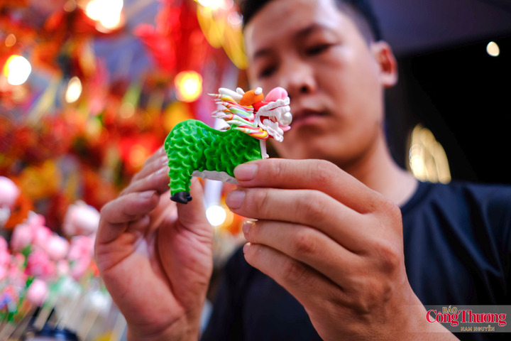 Ít người biết, tên gọi mà nghệ nhân Hậu muốn nhắc đến chính xác hơn là “con giống bột”. Tò he chỉ là cách gọi đã trở nên quen thuộc trong đời sống. Sinh năm 1985, anh lớn lên tại làng Xuân La, nay thuộc xã Phượng Dực, Hà Nội - vùng đất có nghề nặn tò he truyền thống hàng trăm năm. Gia đình anh có nhiều thế hệ gắn bó với nghề và bản thân anh đã theo nghề hơn 20 năm.