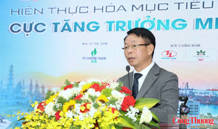 Nhà báo Phùng Công Sưởng, Tổng Biên tập Báo Tiền Phong phát biểu tại buổi hội thảo
