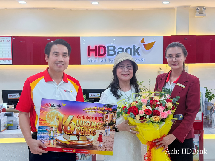 Khách hàng Mã Tiếp Ngân (giữa) bất ngờ khi trúng giải thưởng cao nhất của chương trình