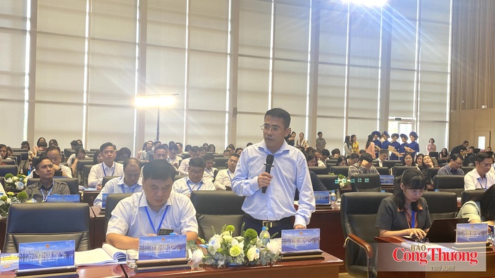 Các đại biểu trao đổi, thảo luận tại sự kiện.
