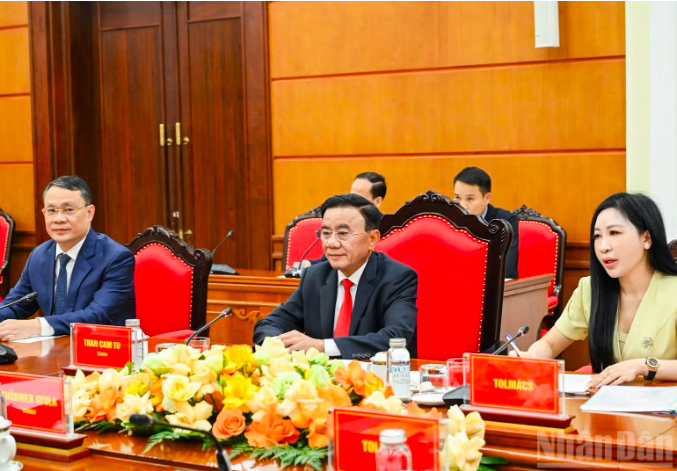Thường trực Ban Bí thư Trần Cẩm Tú, Chủ tịch Đảng Công nhân Hungary Gyula Thurmer và đại biểu hai nước tại cuộc tiếp. (Ảnh: DUY LINH)