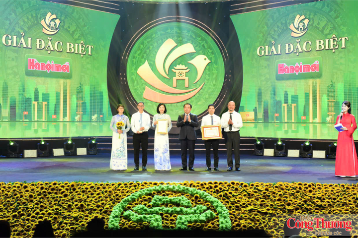 Lãnh đạo Thành phố Hà Nội trao giải đặc biệt cho nhóm tác giả.