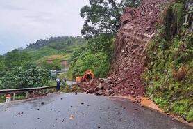 Thủ tướng yêu cầu hỗ trợ, khôi phục sản xuất kinh doanh sau bão lũ