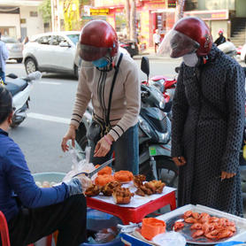 Bán xôi vỉa hè thu hàng chục triệu đồng trong ngày vía Thần Tài