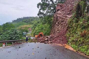 Thủ tướng yêu cầu hỗ trợ, khôi phục sản xuất kinh doanh sau bão lũ