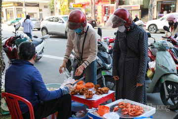 Bán xôi vỉa hè thu hàng chục triệu đồng trong ngày vía Thần Tài