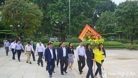 Đoàn công tác Trung ương Hội Nông dân Việt Nam dâng hoa tại Khu Di tích Kim Liên