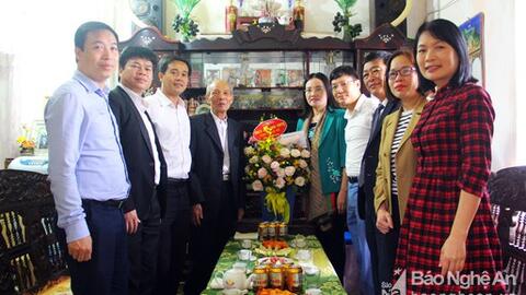 Lãnh đạo tỉnh Nghệ An thăm Nhà giáo ưu tú được Bác Hồ tặng huy hiệu 'Chiến sỹ diệt giặc dốt'
