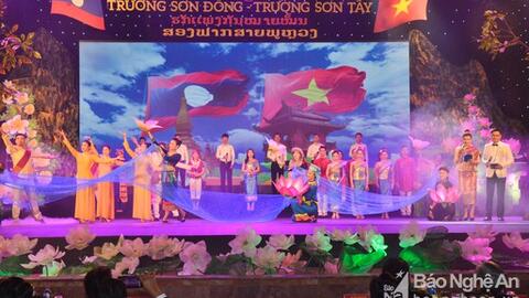 Việt - Lào: 'Son sắt nghĩa tình Trường Sơn Đông - Trường Sơn Tây'
