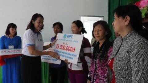 Trao vốn tín dụng quay vòng cho phụ nữ khó khăn tại Hậu Giang