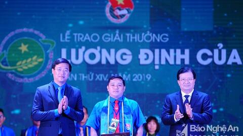 Chàng trai người H’Mông Nghệ An nhận giải thưởng Lương Định Của