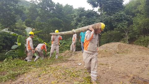 Điện lực Hương Sơn giúp xã Sơn Lĩnh làm nông thôn mới