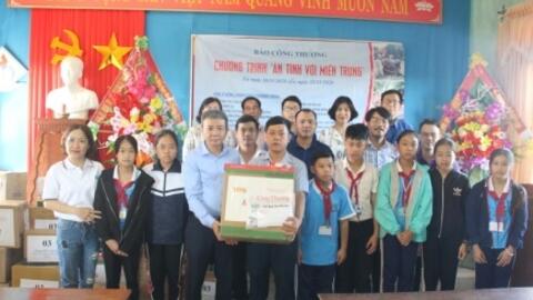 Chương trình “Ân tình với miền Trung”: Trao yêu thương và sẻ chia khó khăn  tới học trò vùng lũ