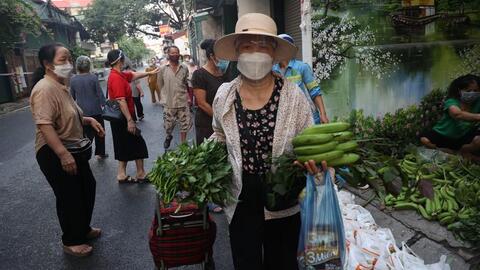 Nghịch lý giá rau mùa dịch