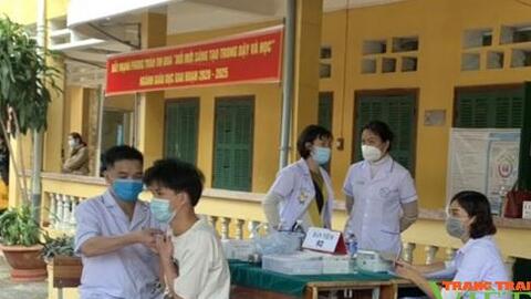 Mai Châu tiêm vắc xin phòng Covid-19 cho trẻ từ 12-17 tuổi