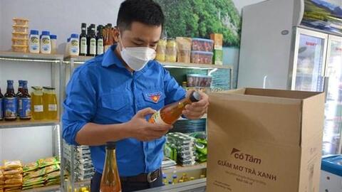 Anh Vũ Minh Ngọc xây dựng thương hiệu giấm mơ trà xanh tại làng cổ Bách Cốc