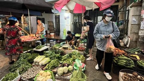 Rau xanh tăng giá chóng mặt, người tiêu dùng "bỏng tay"