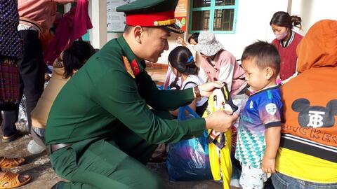 Trung đoàn 720 dành tặng người dân địa phương những “món quà” ý nghĩa