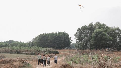 Trần Vân Anh "chào" sân âm nhạc chuyên nghiệp với MV "Nhớ cha"