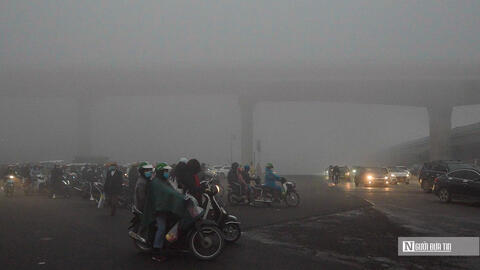 Hà Nội chìm trong sương mù