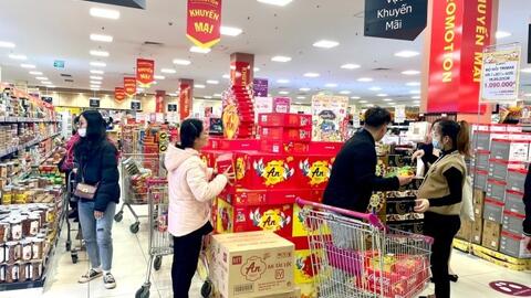 Siêu thị sẵn hàng hoá, mở cửa xuyên Tết phục vụ người dân