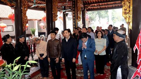 Gắn biển công trình chào mừng 10 năm thành lập phường và quận