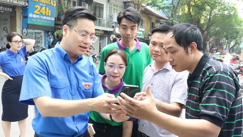 Thanh niên hỗ trợ triển khai thanh toán trông giữ xe không tiền mặt