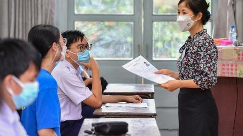 Học sinh lớp 12 tập dượt đăng ký thi tốt nghiệp THPT