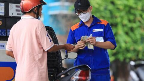 Giá xăng RON95-III xuống dưới ngưỡng 22.000 đồng mỗi lít