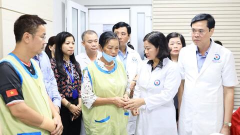 Thăm hỏi, hỗ trợ nạn nhân vụ cháy ở phố Định Công Hạ